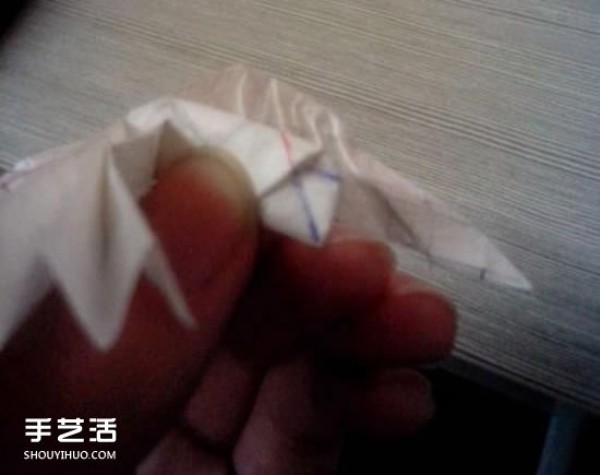 The origami method of a beautiful angel and the illustration of folding a three-dimensional angel by hand