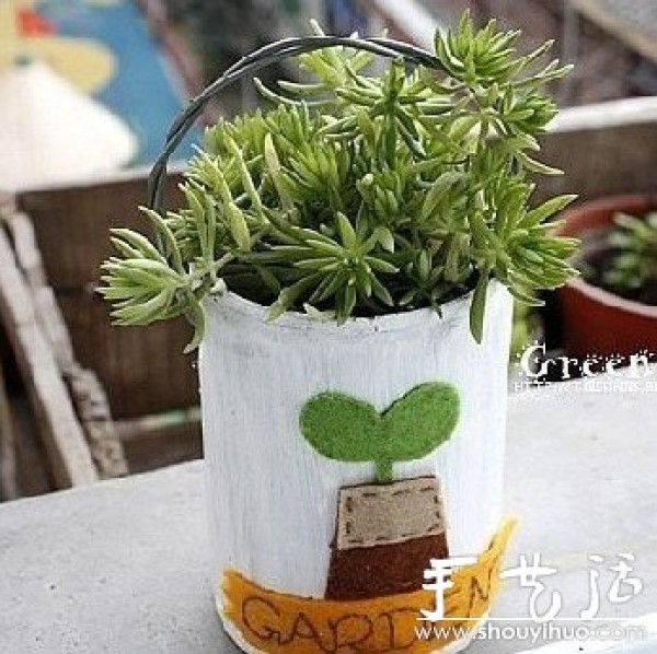 Handmade DIY flower pots from small tin cans