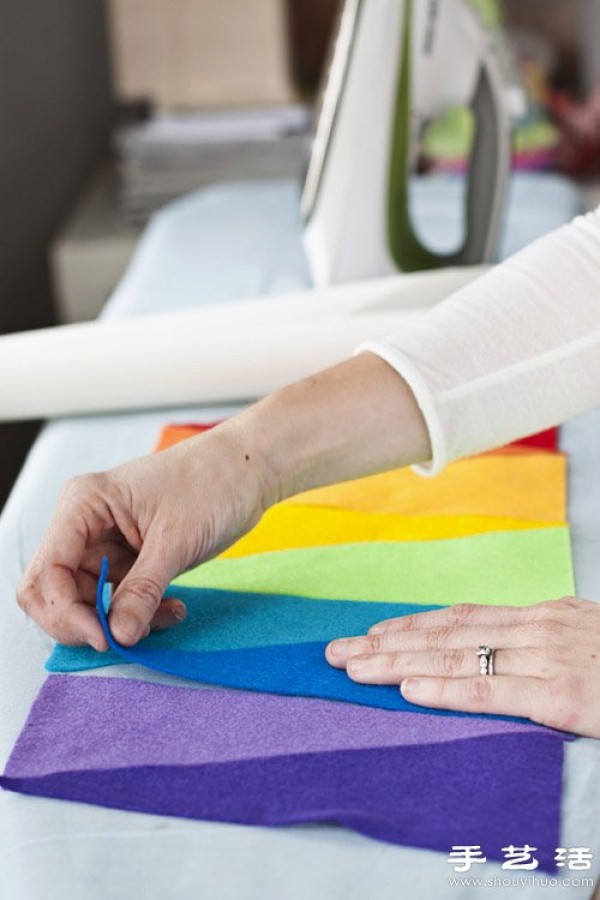 Illustrated Tutorial on Handmade Felt Fabric Rainbow Tablecloth