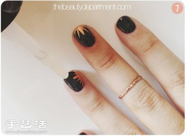 DIY leaf pattern manicure that can be easily done at home