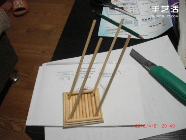 A detailed illustrated tutorial on making a model of the Eiffel Tower using chopsticks and bamboo skewers