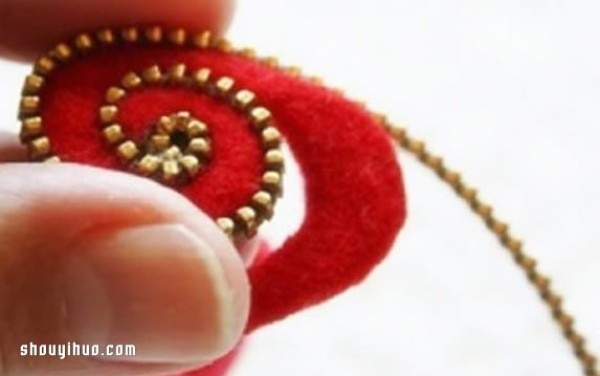 Use broken metal zippers and felt cloth to make heart-shaped trinkets