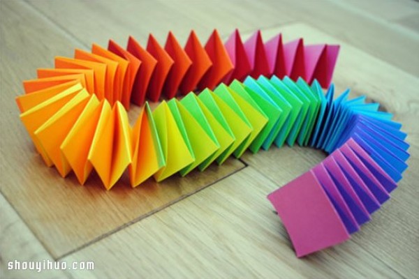 Illustrated tutorial on the folding method of a simple origami rainbow spring for children