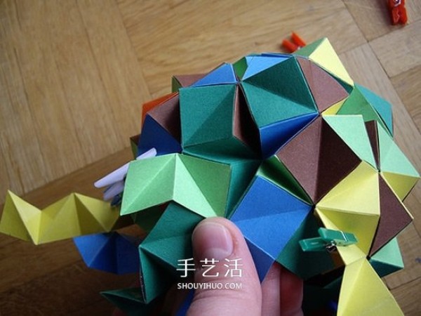 The steps of folding a paper ball and the picture of the detailed steps of origami balls