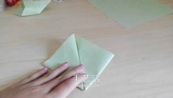 Illustration of how to fold simple high-heeled shoes. How to make origami high-heeled shoes.