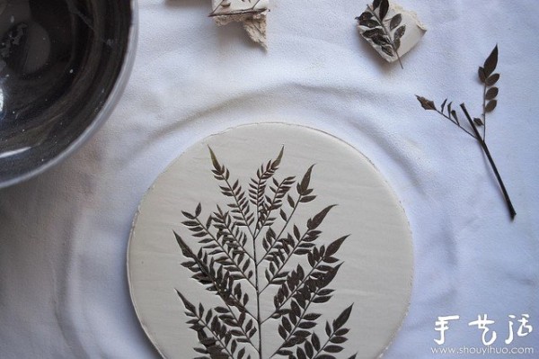 Plants and pottery are combined to DIY beautiful pottery