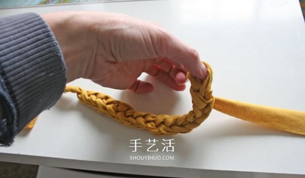 How to knit a bracelet from an old T-shirt, DIY a rough-style mens bracelet