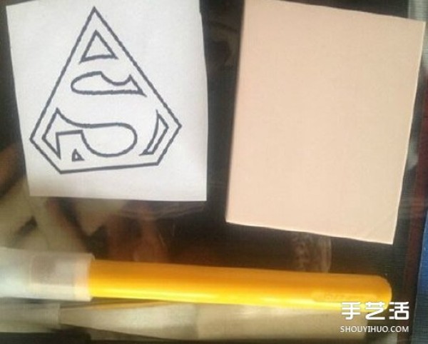 Illustrated tutorial on hand-making rubber stamps with Superman pattern