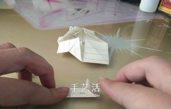 The moving origami pig illustrates the steps of folding the moving pig