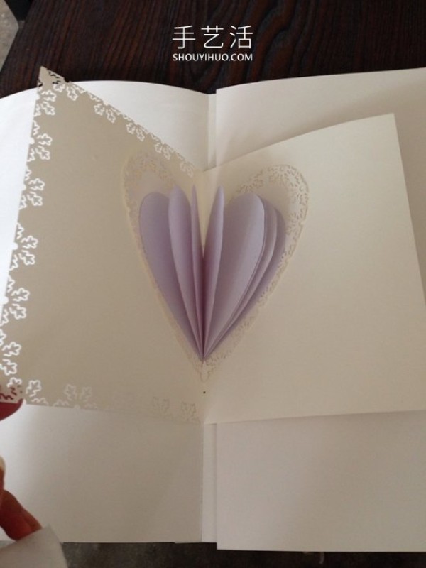 Illustration of how to make hand-made three-dimensional heart-shaped cards from cardboard