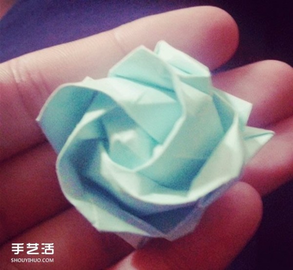 How to fold a paper rose, step by step, handmade three-dimensional rose origami illustration