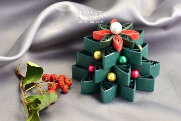 Illustrated tutorial on how to make a beautiful quilled paper Christmas tree