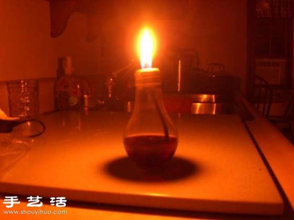 Use DIY to make small romantic oil lamps from waste incandescent light bulbs