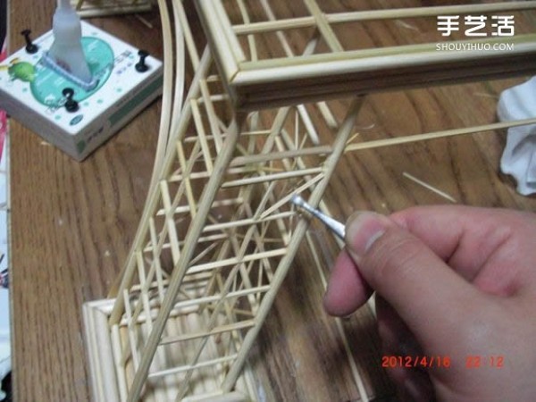 A detailed illustrated tutorial on making a model of the Eiffel Tower using chopsticks and bamboo skewers