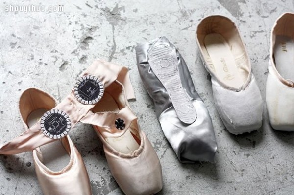 Smart ballet shoes with electronic device