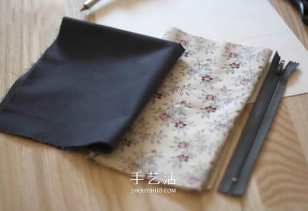 How to make your own square cosmetic bag, how to make a cosmetic bag" border="0" width="580" height="413" src="https://img.111diy.com/timthumb.php?src=/d/file/20220112/tuyt11skfjx.jpg" /></p>
<p>Prepare two kinds of non-woven fabrics, one gray and the other light-colored with pattern. </p>
<p align="center"><img alt="How to make your own square cosmetic bag Handmade cosmetic bag making tutorial"  alt=