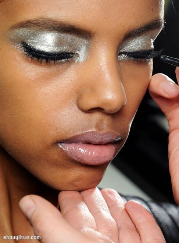 Year-end party must-haves: bold and eye-catching metallic eye makeup