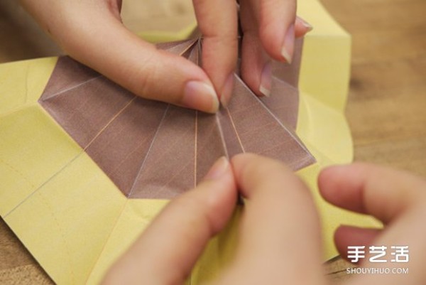 The folding methods of sunflowers illustrates the process of handmade origami sunflowers