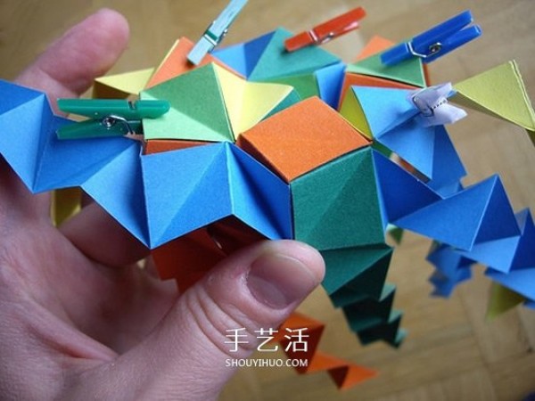 The steps of folding a paper ball and the picture of the detailed steps of origami balls