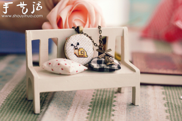 Exquisite trinkets made by cross-stitch DIY