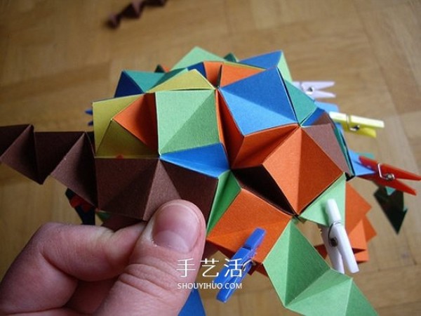 The steps of folding a paper ball and the picture of the detailed steps of origami balls