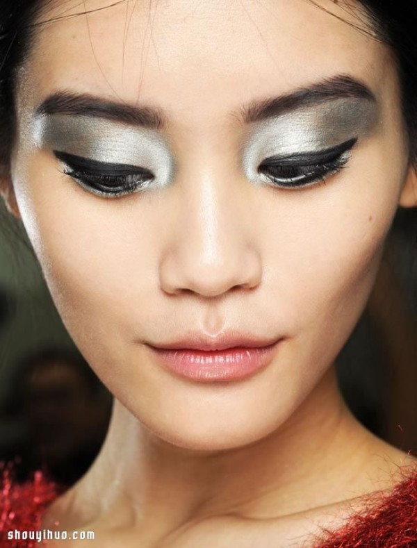 Year-end party must-haves: bold and eye-catching metallic eye makeup