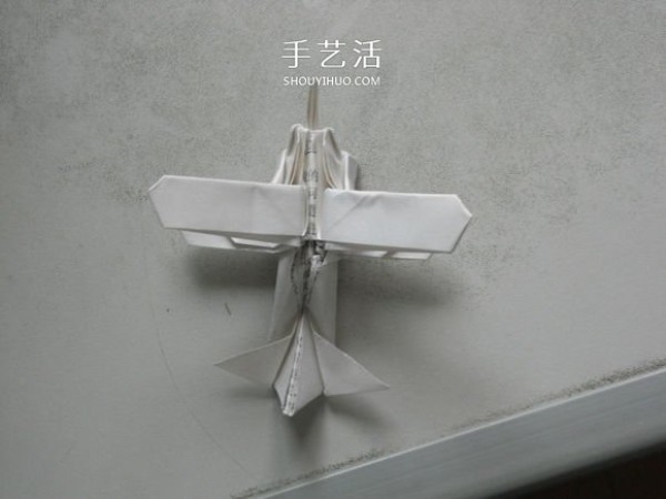 The origami method of a biplane, the step-by-step diagram of how to fold a biplane