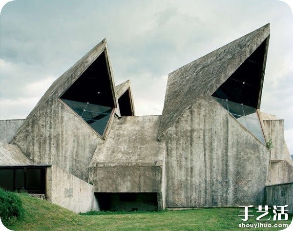 Former Yugoslavia: Postmodern Monumental Sculptures