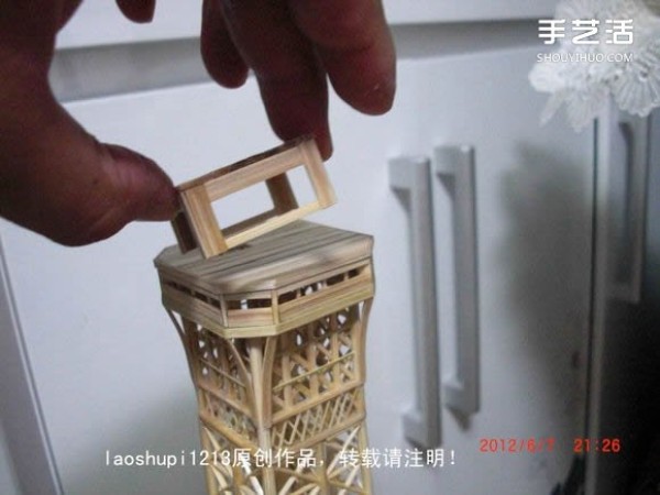 A detailed illustrated tutorial on making a model of the Eiffel Tower using chopsticks and bamboo skewers