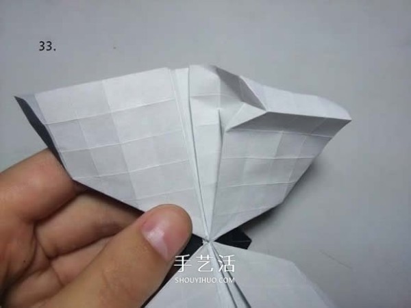 A detailed step-by-step diagram of origami butterflies and a diagram of how to fold a hand-made cabbage pink butterfly