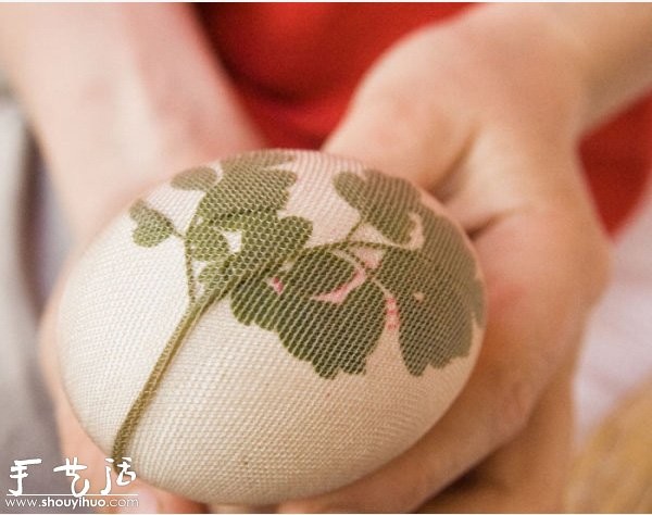 Creative handmade production of boiled eggs: printing and dyeing with white flowers and grass