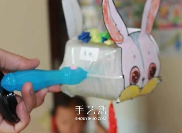 A tutorial on how to make a rabbit lantern for the Mid-Autumn Festival using a mooncake box