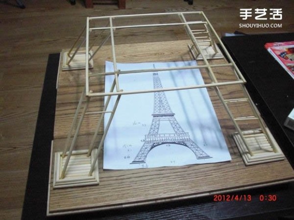 A detailed illustrated tutorial on making a model of the Eiffel Tower using chopsticks and bamboo skewers