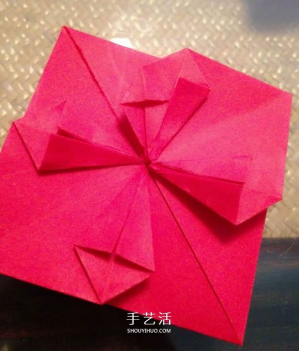 How to fold a heart with a happy heart, origami with an illustrated tutorial of "heart in full bloom" border="0" width="580" height="583 " src="https://img.111diy.com/timthumb.php?src=/d/file/20220112/highgnrlkke.jpg" /></p>
<p>Continue to open and press down. </p>
<p align="center"><img alt="How to fold an elated heart origami heart Illustrated tutorial"  alt=