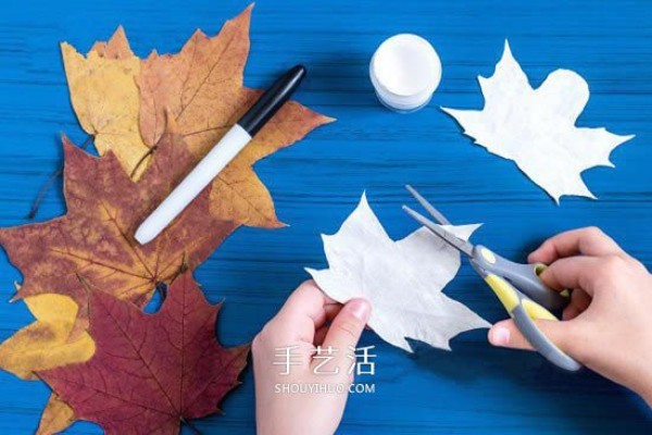 Simple Halloween ghost making method for children to make fallen leaf ghosts