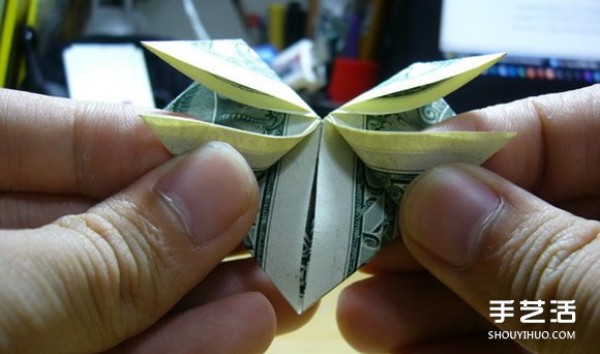 Illustration of the origami method of folding a dollar heart into a dollar bill