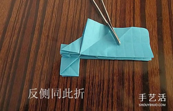 The origami method of the skull illustrates the process of folding the skull