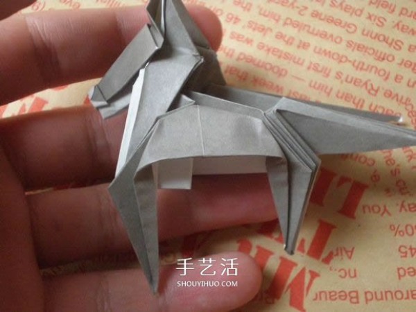 Illustrations of how to fold a cute puppy. Step-by-step pictures of origami puppies.