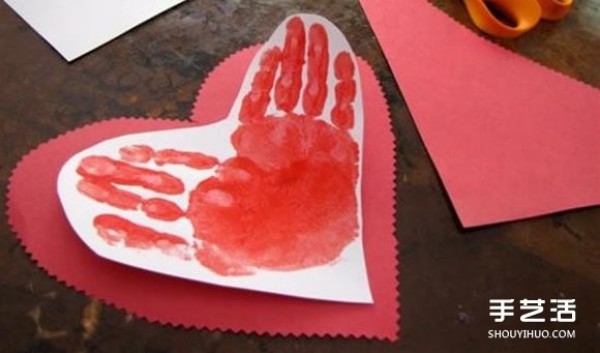 How to make a love greeting card, print all your hands and feet on it