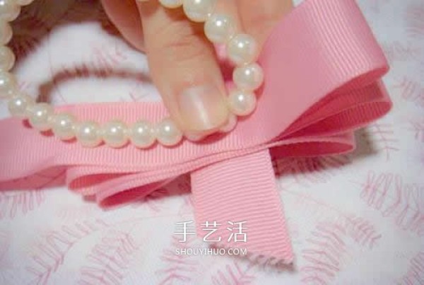 Super simple DIY pearl bracelet, use a ribbon to attach a bow to the bracelet