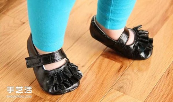 Renovate unwanted old bags to DIY to make beautiful baby shoes