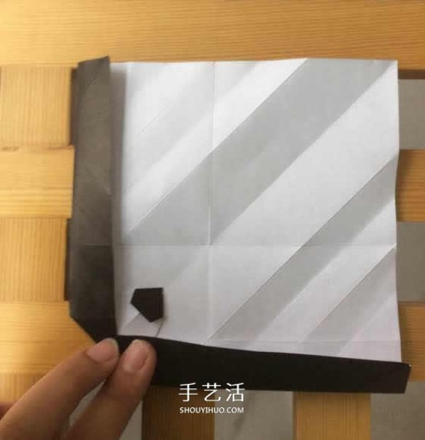 The origami step-by-step illustration of the crawling giant panda is so naive and cute~