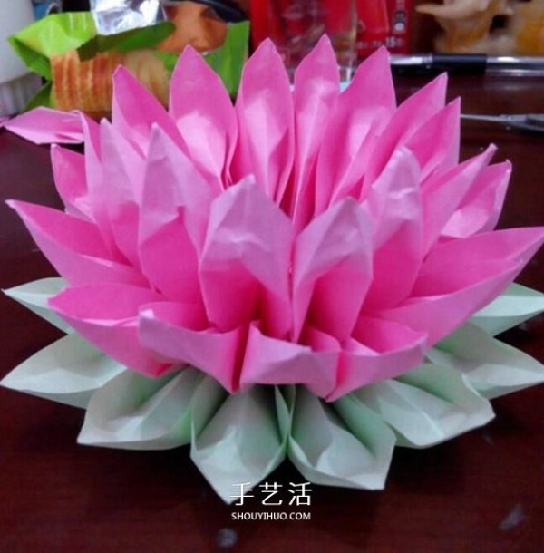 Super simple origami tutorial with step-by-step illustration of folding beautiful lotus flowers