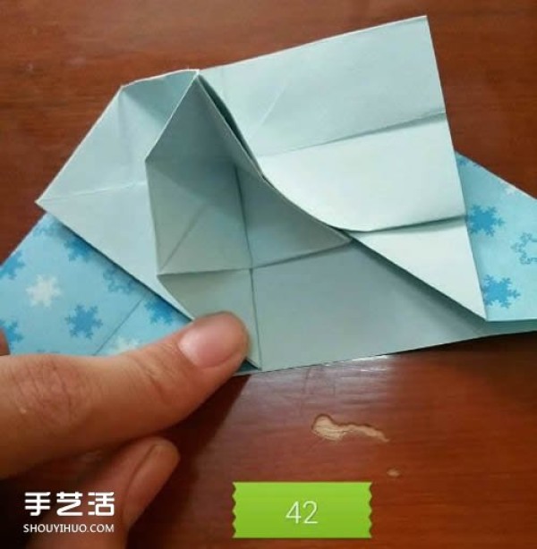 Illustrations on how to fold a butterfly flying into a heart, step-by-step instructions on origami with a butterflys heart shape