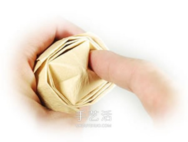 The origami steps of the curled rose, the folding method of the hand-rolled paper rose