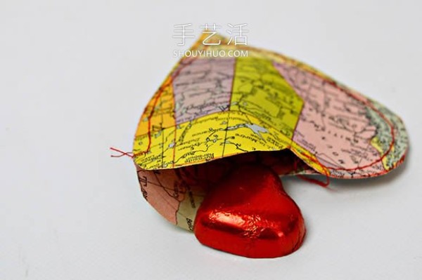 Tutorial on how to make a Valentines Day love gift bag by hand using an old map