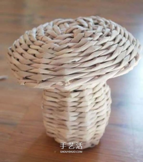 Illustration of how to weave mushrooms from newspapers, realistic and cute! 