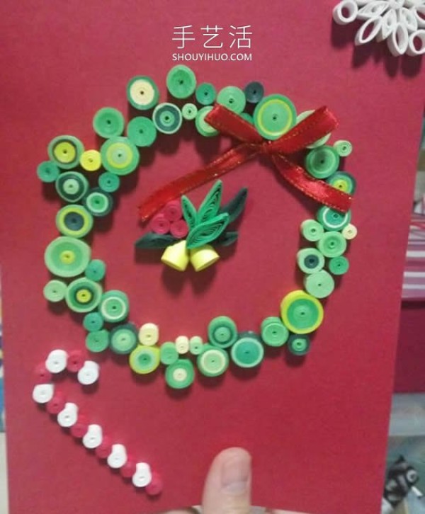 Tutorial on how to make handmade Christmas garland greeting cards from quilled paper