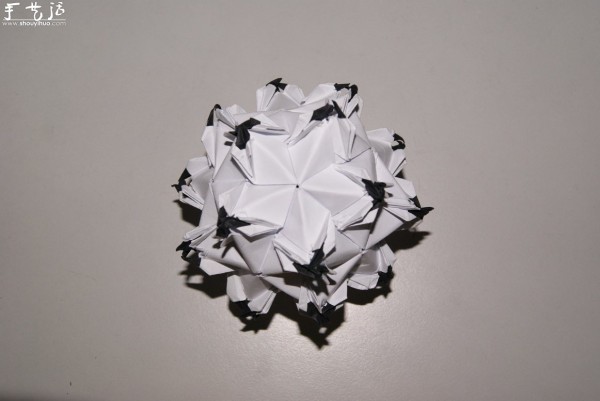 Appreciation of paper-colored love song in black and white with origami works