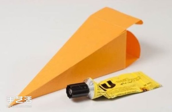 Origami carrot folding method and illustration of how to make a carrot packaging box